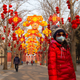 Una mujer en China, llevando un respirador N95.